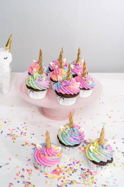 Tek boynuzlu at cupcakes