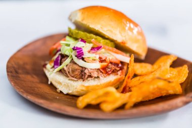 BBQ domuz sandviçi çekti.