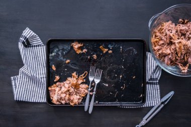 BBQ domuz sandviçi çekti.