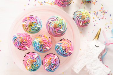 Tek boynuzlu at cupcakes