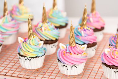 Tek boynuzlu at cupcakes