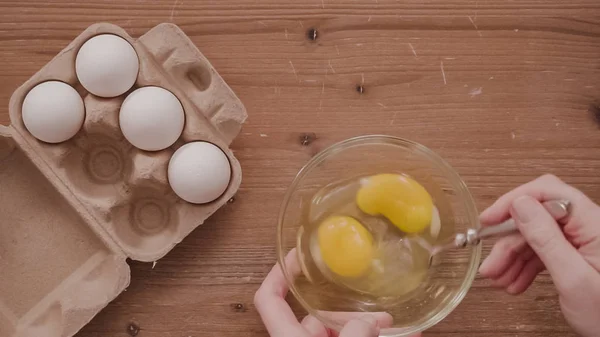 Органические белые яйца — стоковое фото