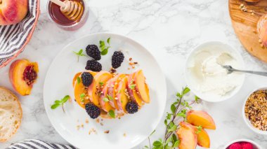 Şeftalili Ricotta Tostları