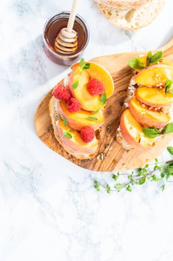 Şeftali ricotta tost