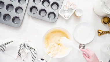 Vanilyalı kek yapıyorum.