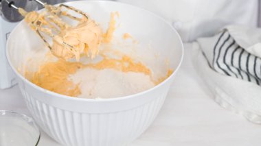 Vanilyalı kek yapıyorum.