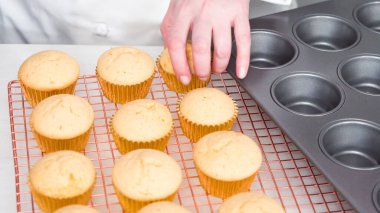 Vanilyalı kek yapıyorum.