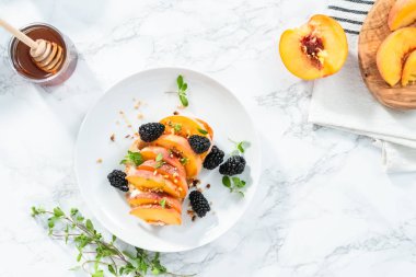 Şeftali ricotta tost