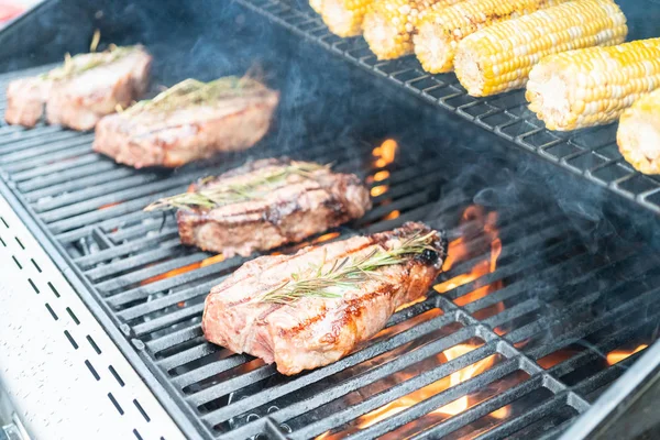 Steak grillen — Stockfoto