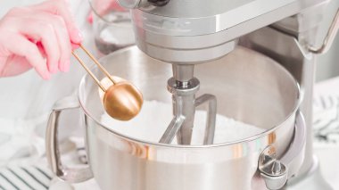 Paskalya kurabiyesi yapmak