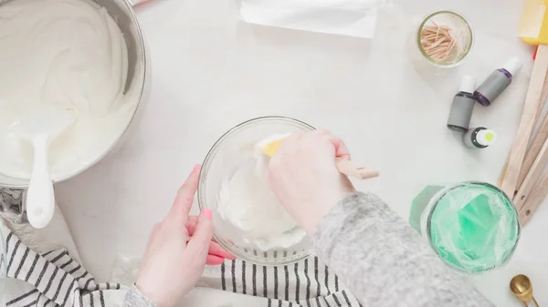 Hacer galletas de Pascua — Foto de Stock