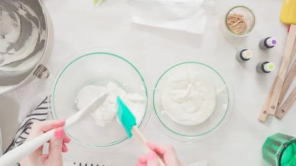 Hacer galletas de Pascua — Foto de Stock