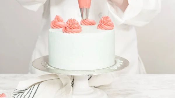 Baka tårta — Stockfoto