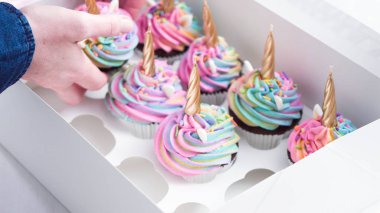 Tek boynuzlu at kekleri pişiriyorum.