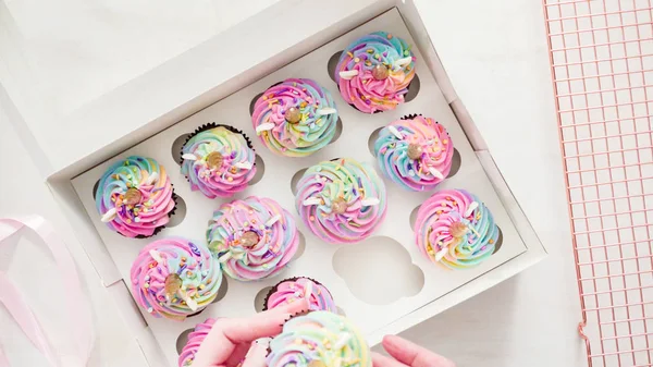 Eenhoorn cupcakes bakken — Stockfoto