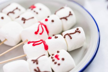 Çubuklarda lokum gibi kardan adamlar.