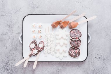 Sıcak çikolata sosları.