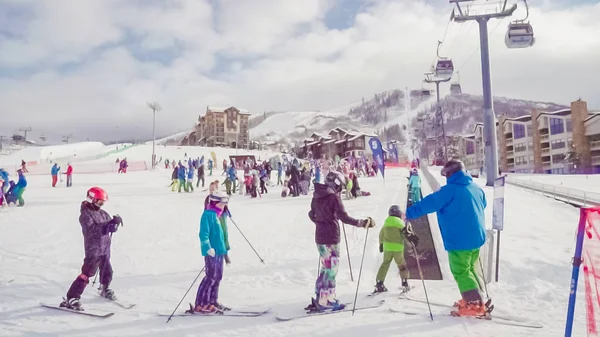 学习滑雪山 — 图库照片