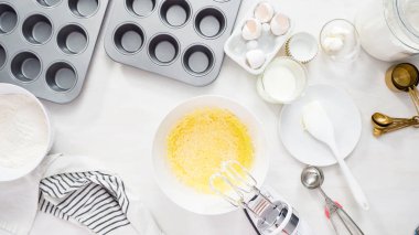 Vanilyalı kek yapıyorum.