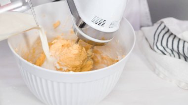 Vanilyalı kek yapıyorum.