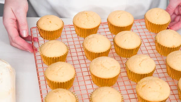 Assar cupcakes de baunilha — Fotografia de Stock