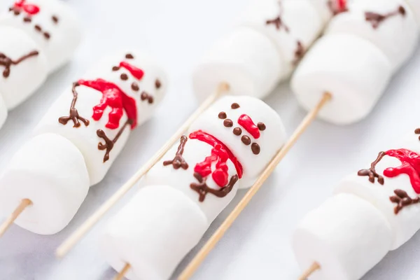 Bonecos de neve marshmallow em paus — Fotografia de Stock