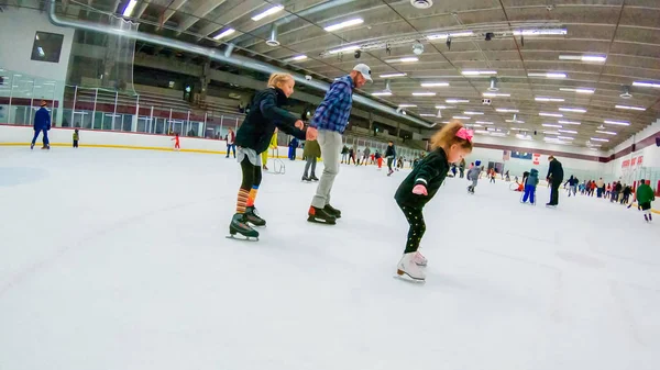 Общественное катание на коньках — стоковое фото
