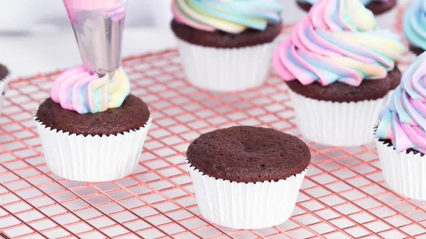 Bakning enhörning muffins — Stockfoto