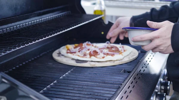 Matlagning pizza — Stockfoto