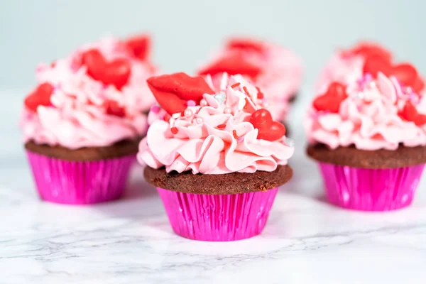 Rote Samt-Cupcakes — Stockfoto