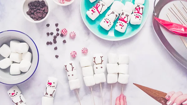 Marshmallow bonhomme de neige et rennes sur bâtons — Photo