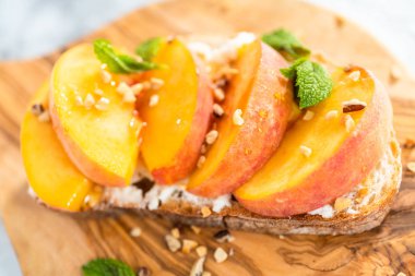 Şeftali ricotta tost