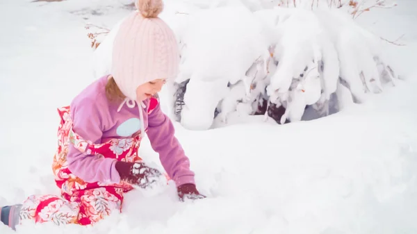 Игра в снежки — стоковое фото