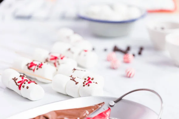 Marshmallow snögubbar på pinnar — Stockfoto
