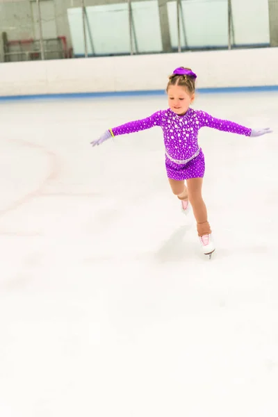 Kleine Eiskunstläuferin — Stockfoto