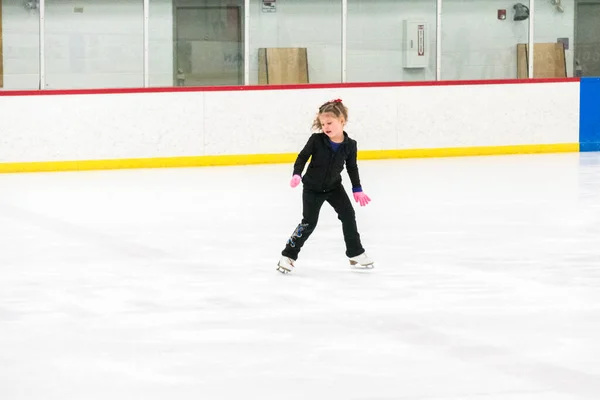 Junge Eiskunstläuferin — Stockfoto
