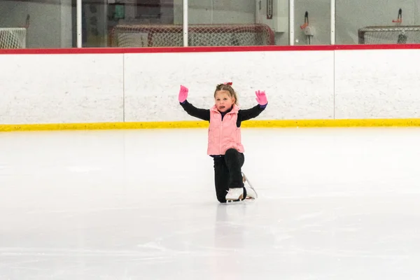 Junge Eiskunstläuferin — Stockfoto