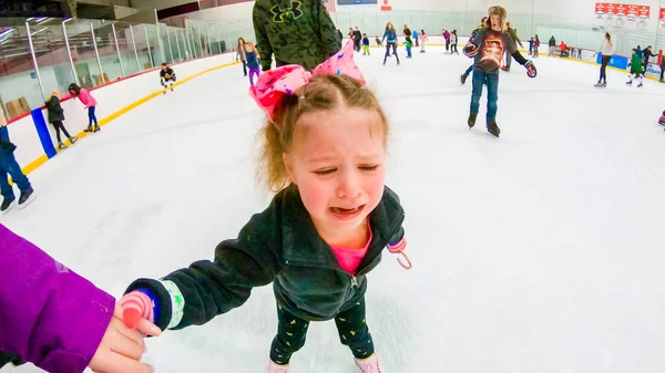 Обучение катанию на коньках — стоковое фото