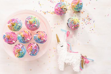 Tek boynuzlu at cupcakes