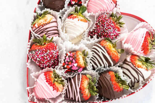 Erdbeeren in Schokolade getaucht — Stockfoto