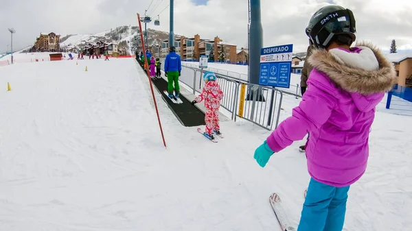 Att lära sig att åka skidor — Stockfoto