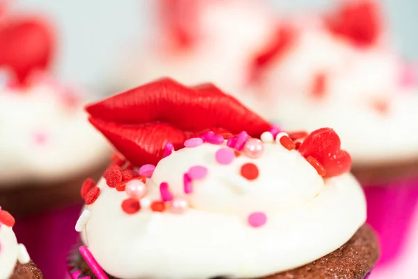 Bolinhos de veludo vermelho — Fotografia de Stock