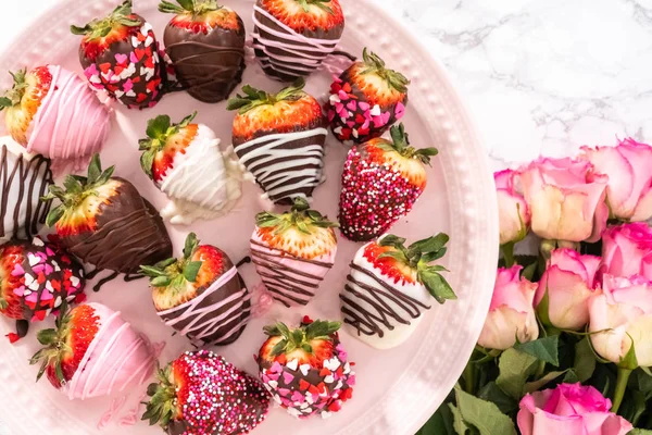 Erdbeeren in Schokolade getaucht — Stockfoto