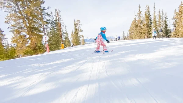 Keystoone コロラド州 2019 丘を下ってアルプス山脈でスキーをする方法を学ぶ少女 — ストック写真