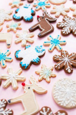 Kraliyet şekeriyle süslenmiş Noel kurabiyeleri..