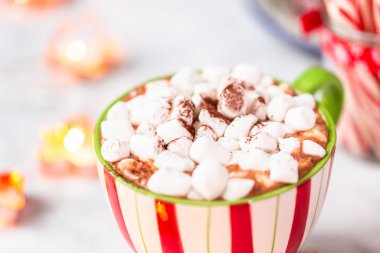 Amerikan sıcak çikolata hatmi Topingler büyük Noel kupa ile.