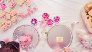 Düz yatıyordu. Adım adım. Kraliyet krema ve şeker ile şekerli kurabiye Sevgililer günü için dekorasyon.