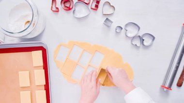 Düz yatıyordu. Adım adım. Şekilleri'nden şeker kurabiye hamuru çerez kesici ile kesmek.