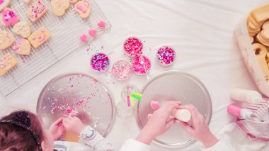 Düz yatıyordu. Adım adım. Kraliyet krema ve şeker ile şekerli kurabiye Sevgililer günü için dekorasyon.