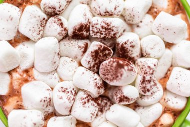 Amerikan sıcak çikolata hatmi Topingler büyük Noel kupa ile.